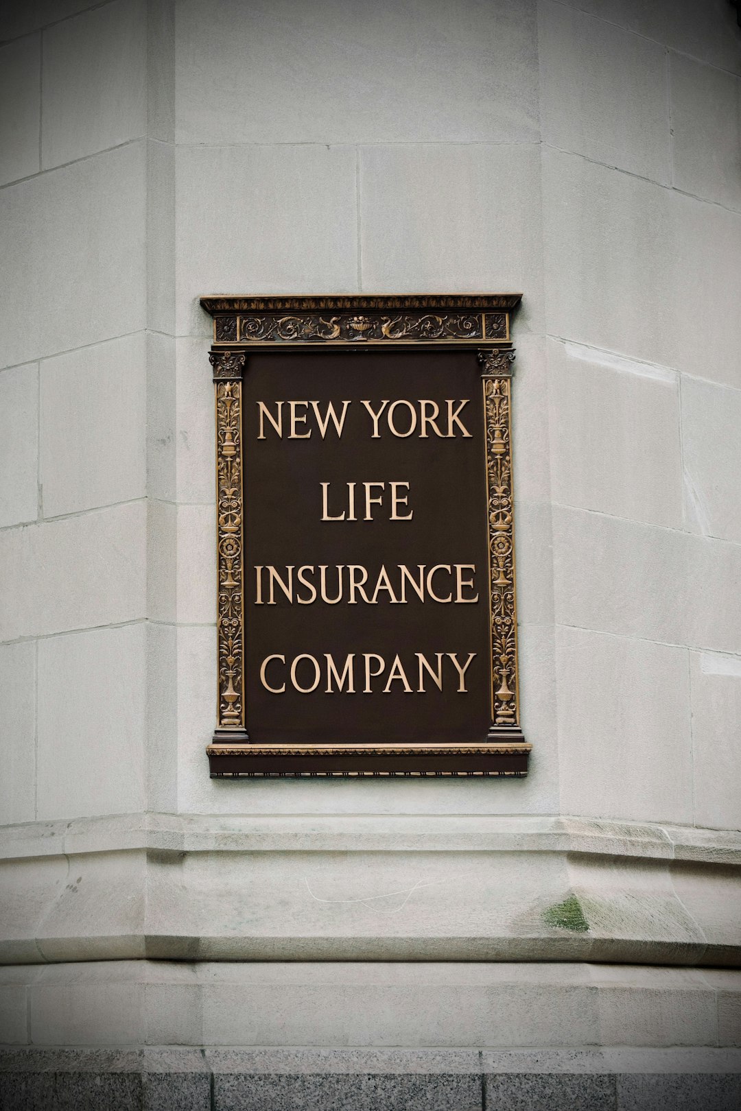 new-york-life-insurance-company-sign-on-building-y21fkf-wx9g