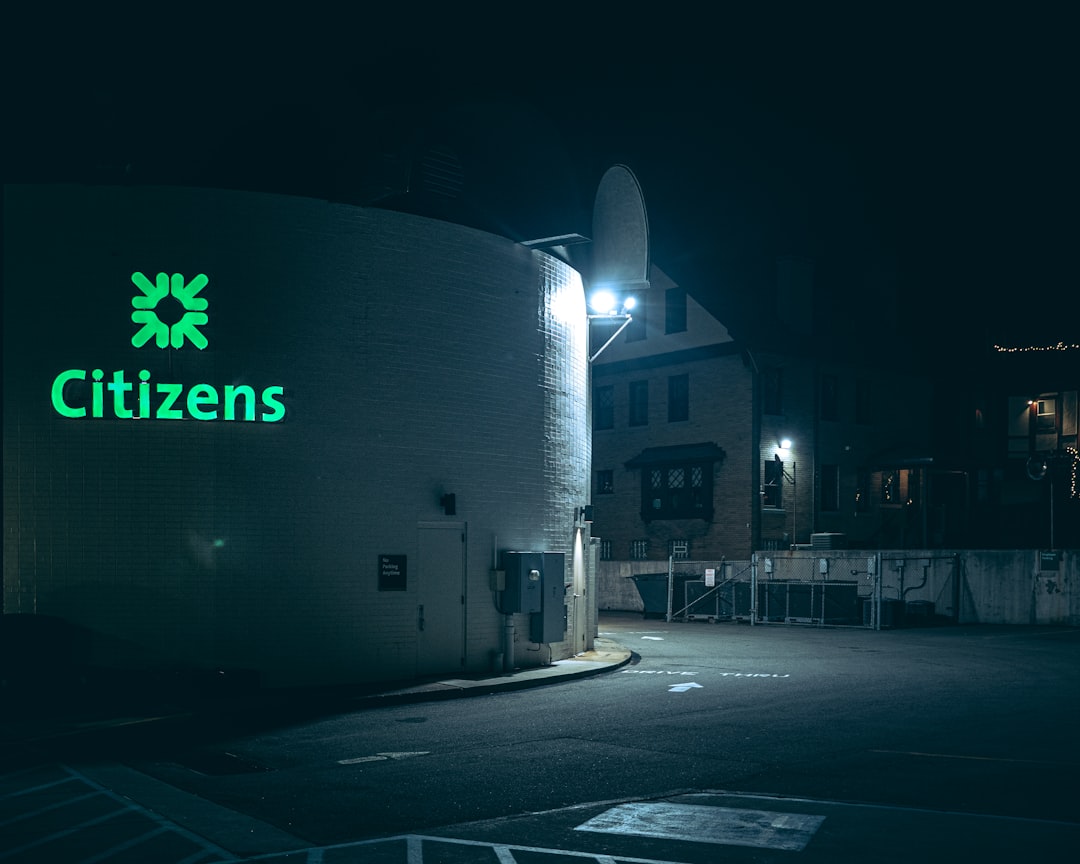 citizens-bank-building-illuminated-at-night-odquunsem-8